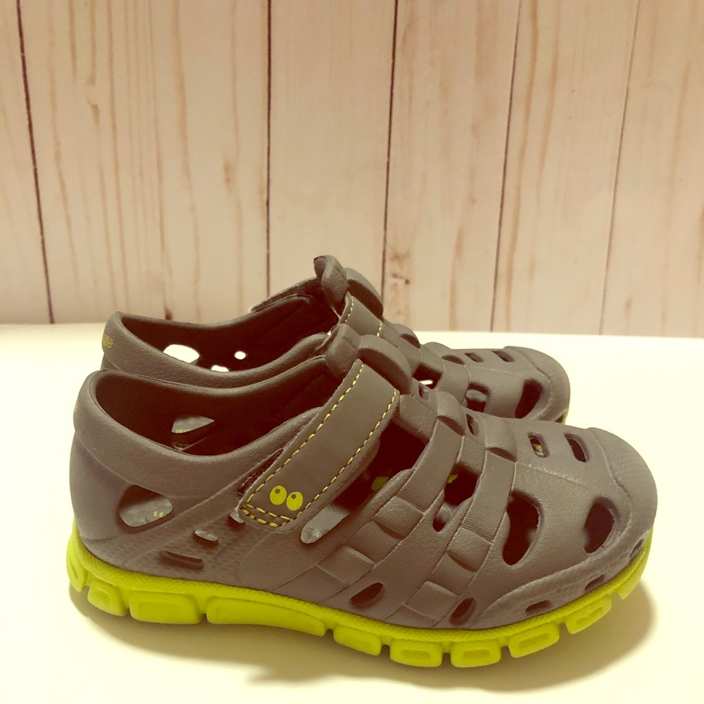 Boys Stride Rite Sneakers. Grey/Neon Green Size 7.